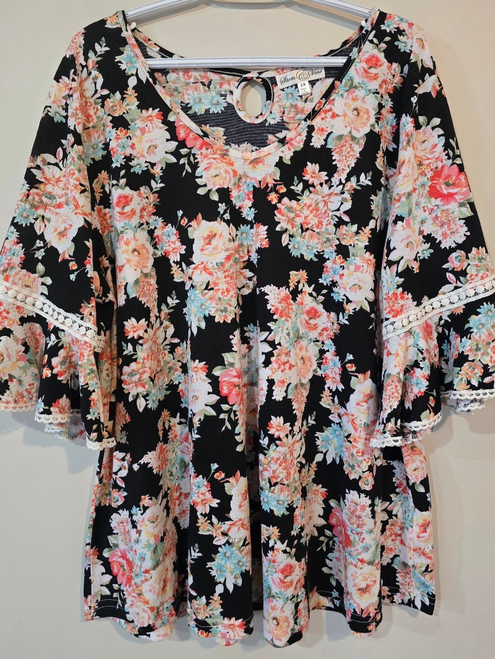 STEM & VINE SIZE 2X. Multicolor Floral Top on Black. LACE DETAIL